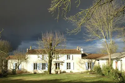 Image de Un paradis d'hiver. . . la maison parfaite pour une réunion de famille de Noël.