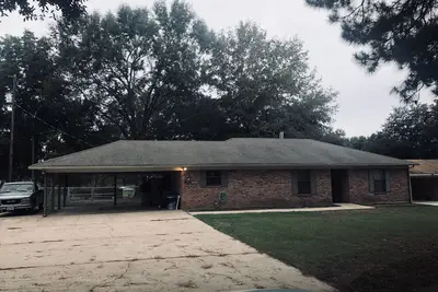 Image de Twin Pines Lake House avec accès direct à l'eau.