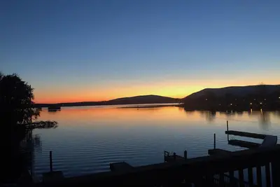Image de Paradis au bord du lac. Vues imprenables sur le lac et les montagnes