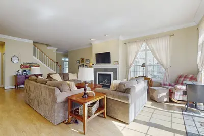 Image de Condo spacieux de deux étages avec foyer! À distance de marche de la rivière!