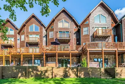 Image de Lotissement en bord de lac avec accès facile à l’eau, restaurants et à 5 minutes de Wisp