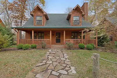 Image de Maison de style cabane en rondins avec bain à remous et à proximité du lac!