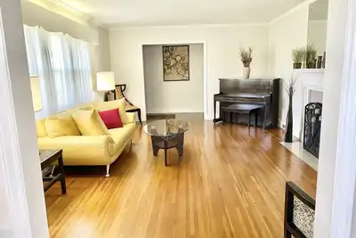 Image de Ambiance chaleureuse des studios Greenhouse à quelques minutes du centre-ville et de l'aéroport,