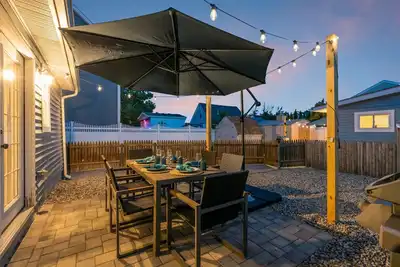 Image de Highly Rated Beach House 3. 5 Blocks to Beach & Main St. | 6 Badges, Patio, Grill