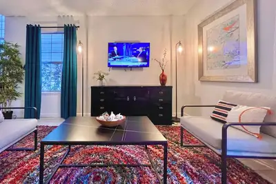 Image de Maison de 3 chambres située au centre avec une vue sereine sur les collines. Pas de voisins arrière!