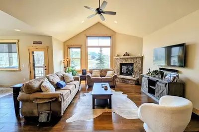Image de Townhome amélioré sur l'itinéraire de la navette de ski gratuite! Parfait pour les familles!