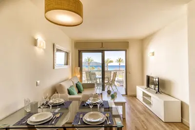 Appartement À Cala Millor, Moderne, Directement Sur La Plage, Vue Sur La Mer, Wifi Incl, jusqu'à 4 pers.