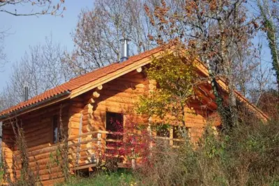 Image de Chalet bois chaleureux avec terrasse, internet et animaux acceptés