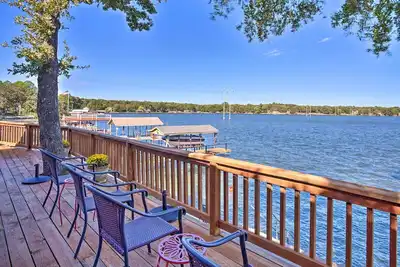 Image de Nouveau! Maison au bord de l'eau avec quai, foyer et patio!