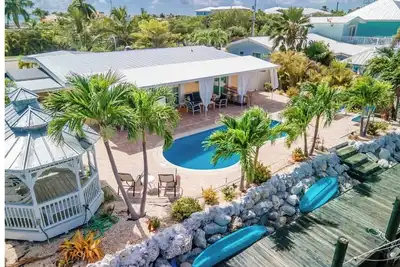 Ocean Breezes 3bed / 3bath wth private pool and dockage