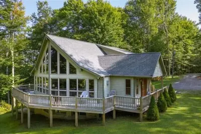 Image de Maison élégante avec 4 suites parentales! Salle de jeux, foyer, bain à remous! Marchez jusqu'au lac! 8 couchages