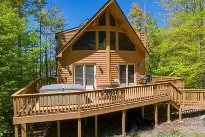 Image de Abordable 5 bd! Dort confortablement 12! Super deck! jacuzzi! Animaux acceptés!