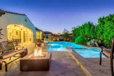 Image de Piscine CHAUFFÉE, Spa, Fire Pit, très Luxe + Dormons 9!
