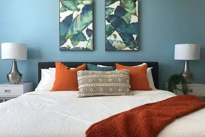 Image de King Bed, Gym & Pool, Walk to Shopping / Food!