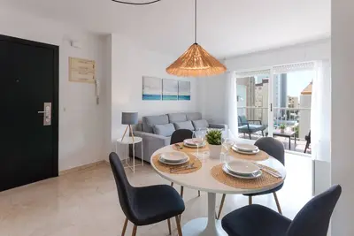 Image de Confortable avec un style méditerranéen, à quelques mètres de la plage. A / C et wifi gratuit. Terrasse avec vue sur la mer - Location réservée familles