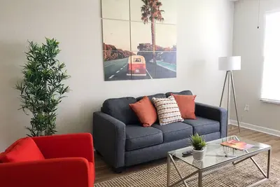 Image de King Bed, Walk to Shopping / Food, Pool and Gym!