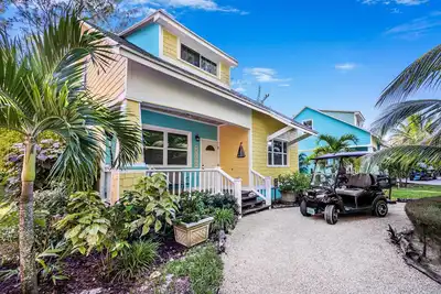 Cozy Cove Cottage sur la rue calme et sans issue 400 de la magnifique plage de sable blanc