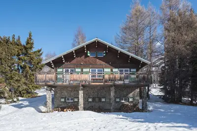 Image de Joli chalet traditionnel avec vue, grande terrasse et jardin