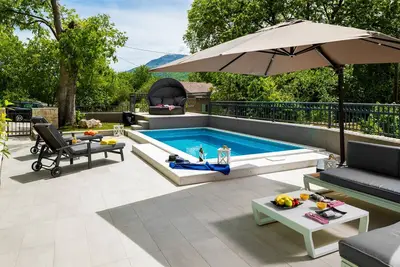 Image de Maison confortable Mia avec piscine privée chauffée, jacuzzi, barbecue. . .