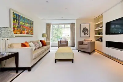 Image de Spacious & Tasteful 4-Bed House in Holland Park