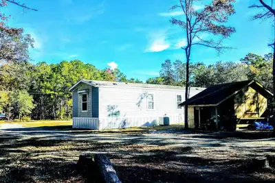 Image de Le Pelicans Roost se trouve à seulement 8 km de la plage de Holden. L'île Oak est également proche.
