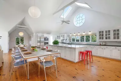 Image de Loft de grange moderne à North Fork, L. I. Wine Country Farm s'élève à 4 000 $ par mois