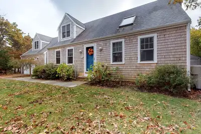 Image de Maison pittoresque avec grande cour arrière, douche extérieure et grill privé près de Katama Bay!