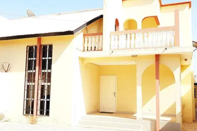 Image de Villa de 3 chambres avec une plage sur la route