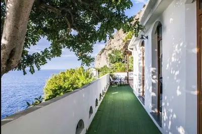 Image de Villa avec parking au dessus de la mer.