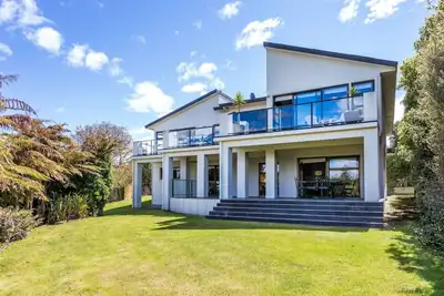 Image de Riverside Villa - Grande maison moderne sur les rives de la rivière Waikato