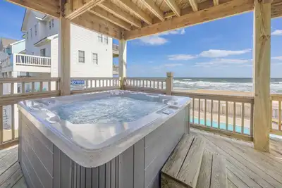 Image de Belle maison en bord de mer avec piscine privée, bain à remous, salle de jeux et bar humide, etc.