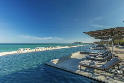 Image de Solaz Signature Suite 2 chambres / 3 salles de bain - vue sur l'océan du sol au plafond