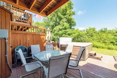 Image de Ski In / Ski Out Townhome w / bain ��� remous et cheminée à bois, près de Wisp Resort!