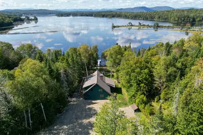 Image de Belle maison en bois rond privée avec grande terrasse, foyer et quai sur le lac Umbagog! !