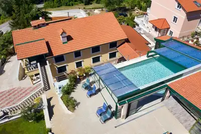 Image de Villa Meri avec piscine privée, 12 personnes, jardin, WiFi gratuit, terrasse couverte, barbecue