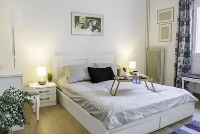 Image de Appartement élégant avec terrasse et vue sur le jardin et l'Acropole