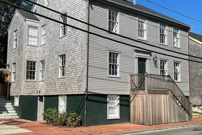 Image de Entièrement rénové, 5 chambres, 6. 5 salles de bains, 3 places de parking, à quelques pas de la ville