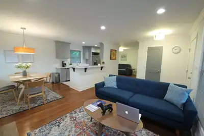 Image de Super élégant et confortable bungalow, près du centre-ville!