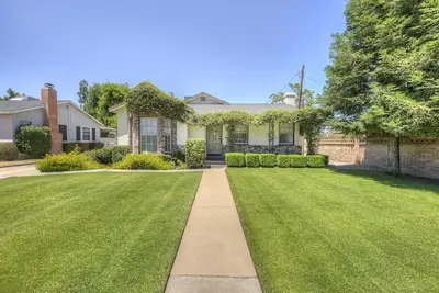 Image de Domaine du centre-ville. La maison, piscine, grand bain de trempage, Guest House, un parking Rv