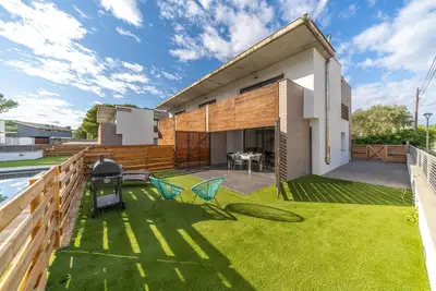 Image de Elvira: Agréable maison avec piscine communautaire situé dans un quartier calme