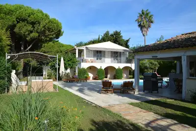 Image de Très belle villa dans un jardin luxuriant, à proximité de la plage de Pampelonn