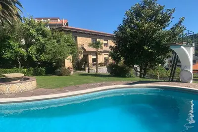 Image de Manoir de style propre, avec grand jardin et piscine privée.