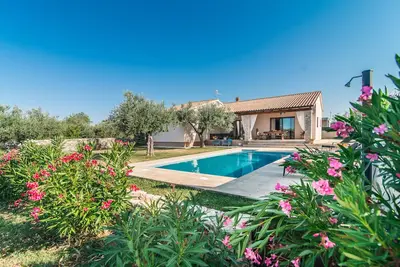 Image de Villa moderne et spacieuse avec piscine dans un quartier tranquille près de Pula