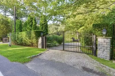 Image de Retraite des Hamptons raffinés. 2. 5 acres d'isolement par l'étang