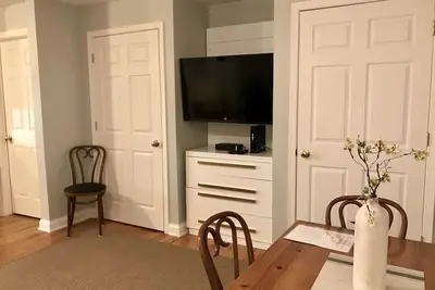 Image de Beautiful, completely Private St. Charles 3 Br 1 1/2 Bath Apt. near Downtown