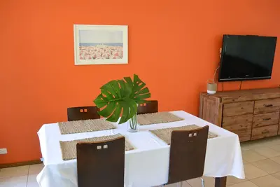 Image de Andy's Beach House au coucher du soleil