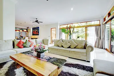 Image de Villa de luxe de 4 chambres Tropical moderne avec jardin + personnel + transferts aéroport