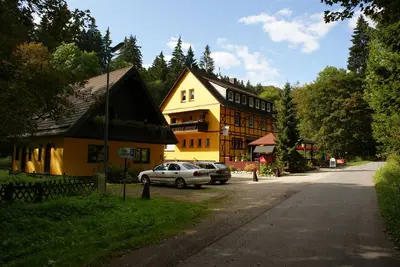 Image de 2 maisons de groupe dans un endroit idyllique, entouré par la nature.