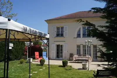 Image de Villa avec jardin de 1100 carrés, emplacement paisible