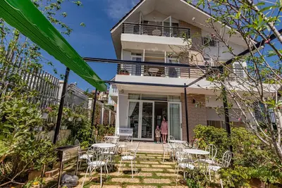 Image de Famille d'accueil Dinh Bảo Đại, vue viewp, rng thông rng hồng